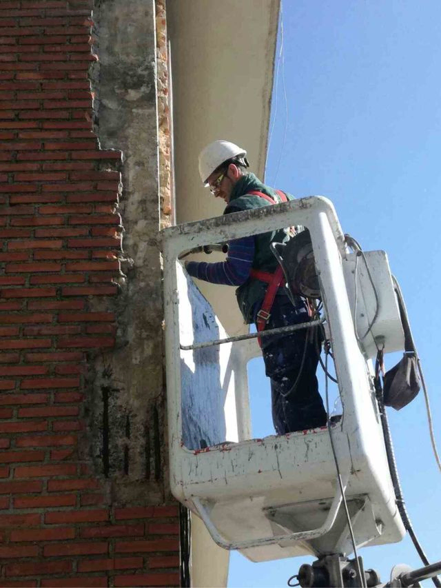 profesional arreglando fachada